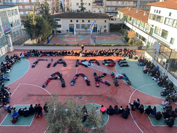 Ρίγη συγκίνησης στη Θεσσαλονίκη: Μαθητές «έγραψαν» με τις τσάντες τους «ΓΙΑ ΚΑΘΕ ΑΚΗ»