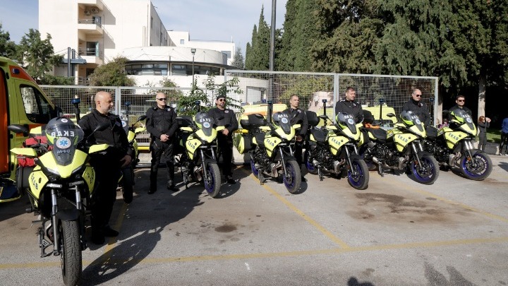 Παραλήφθηκαν από το ΕΚΑΒ ασθενοφόρα, 20 μηχανές και 8 κινητές μονάδες ταχείας επέμβασης