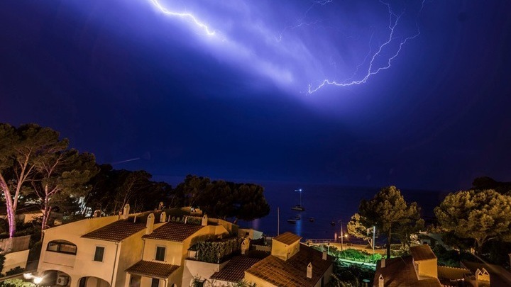 Iσχυρές βροχές, καταιγίδες και κεραυνούς προκαλεί η κακοκαιρία Elias-Μήνυμα του 112 στην Αττική