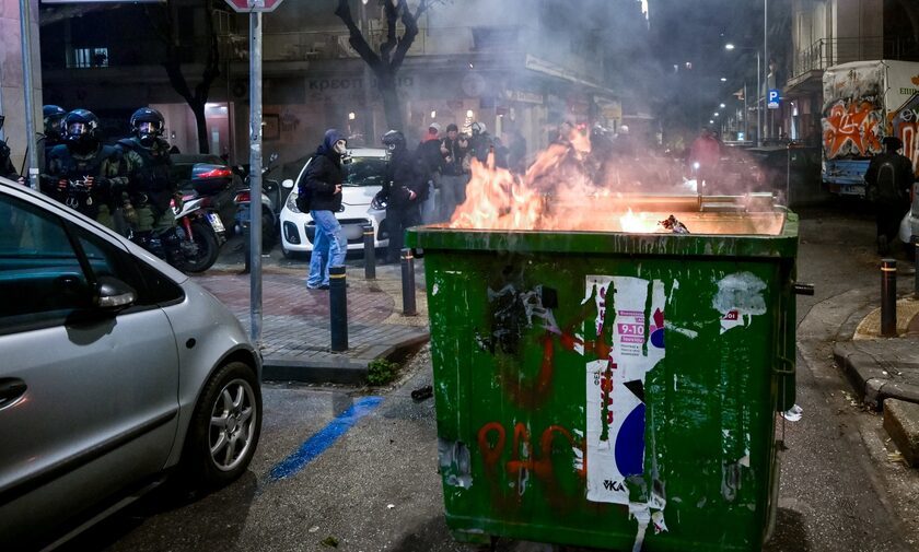 35 προσαγωγές και 16 συλλήψεις για τα επεισόδια μετά την πορεία για τον Αλέξ. Γρηγορόπουλο