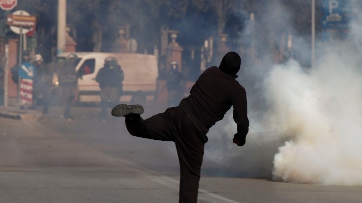 Σοβαρά επεισόδια έξω από το ΑΠΘ- Οκτώ προσαγωγές