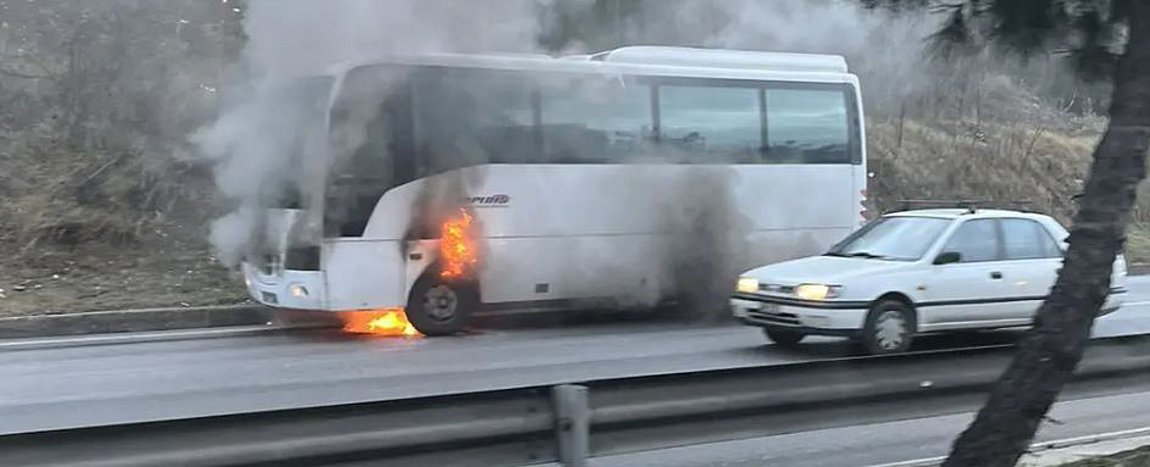 Φωτιά σε λεωφορείο που μετέφερε παιδιά στην Περιφερειακή Οδό Θεσσαλονίκης