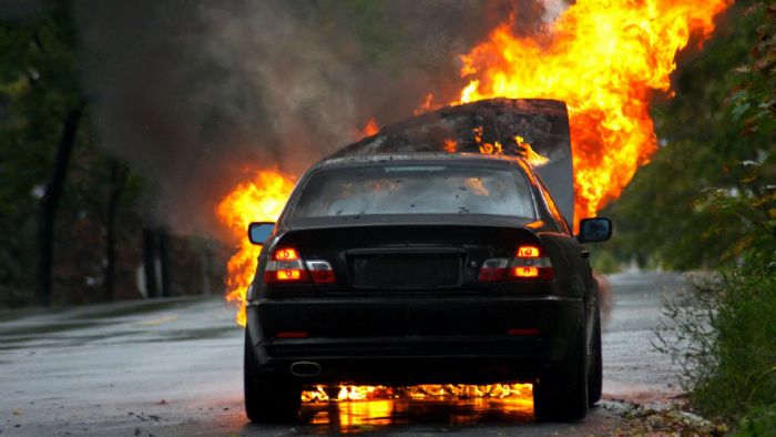Τι να κάνετε αν πιάσει φωτιά το όχημά σας-Συμβουλές από την Πυροσβεστική Ακαδημία