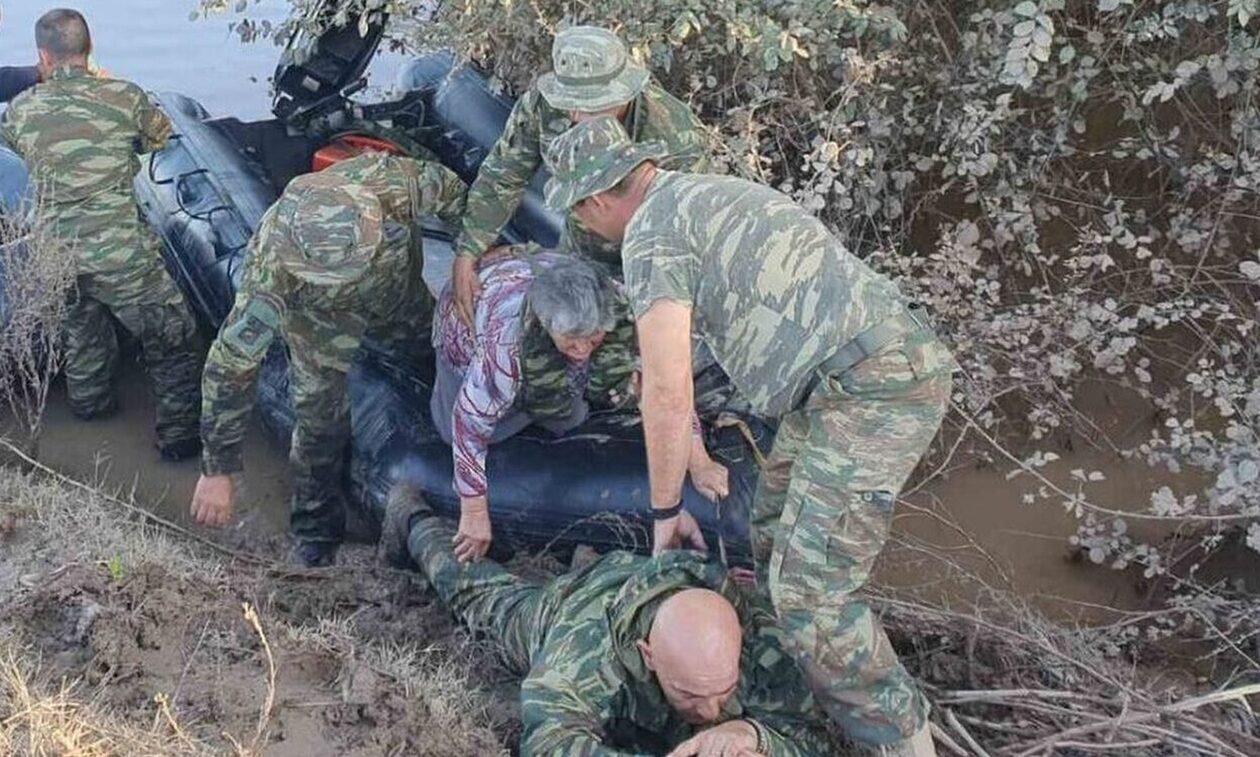 Θεσσαλία – Συγκλονιστικό: Πεζοναύτης πέφτει στις λάσπες για να πατήσουν πάνω του ηλικιωμένοι