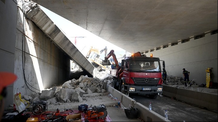 ‘Ενας νεκρός και 8 τραυματίες από πτώση γέφυρας στην Πάτρα