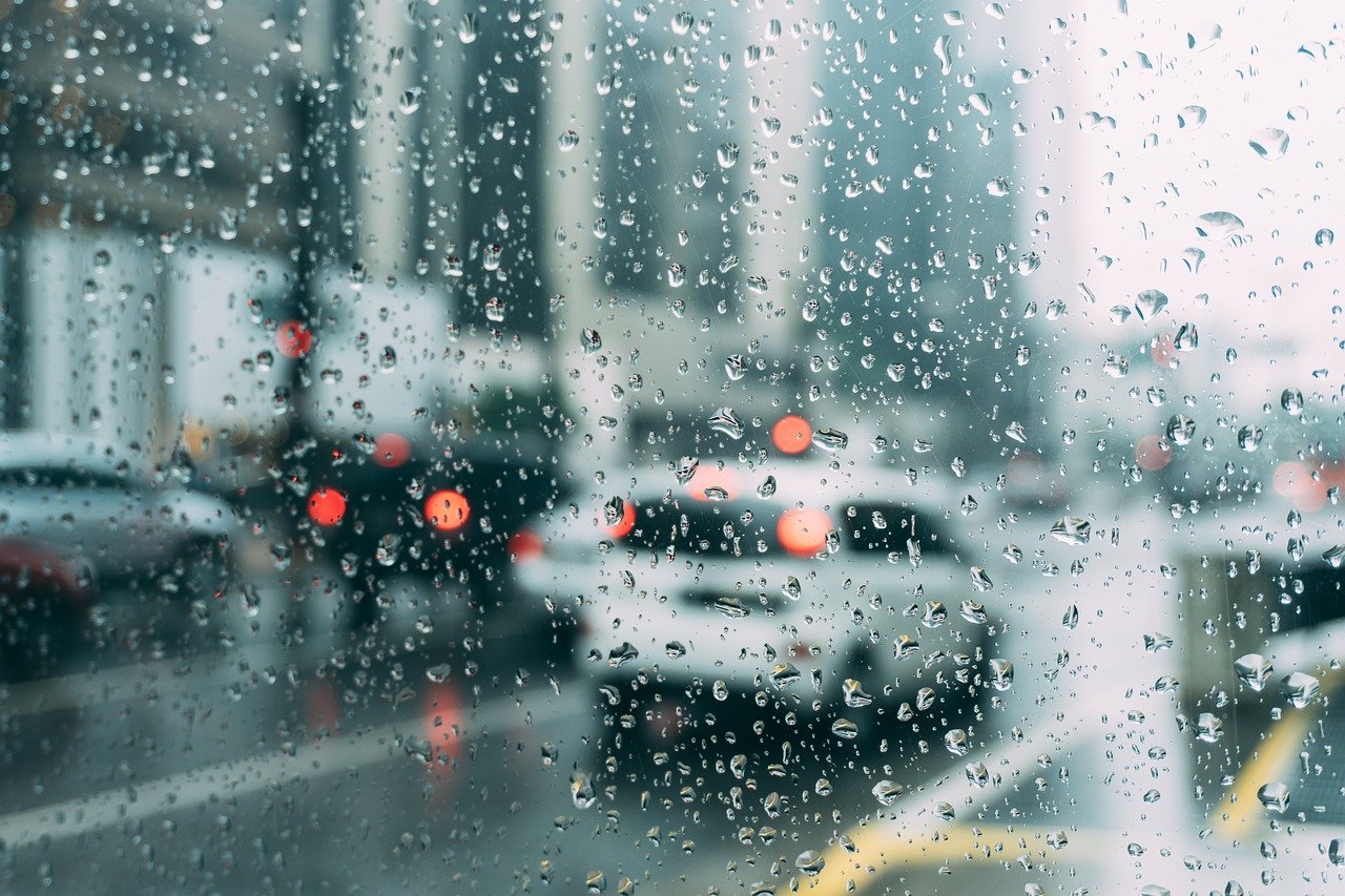 Απαραίτητες ενέργειες του οδηγού σε βροχερές ημέρες για να αυξήσει την οδηγική ασφάλειά του