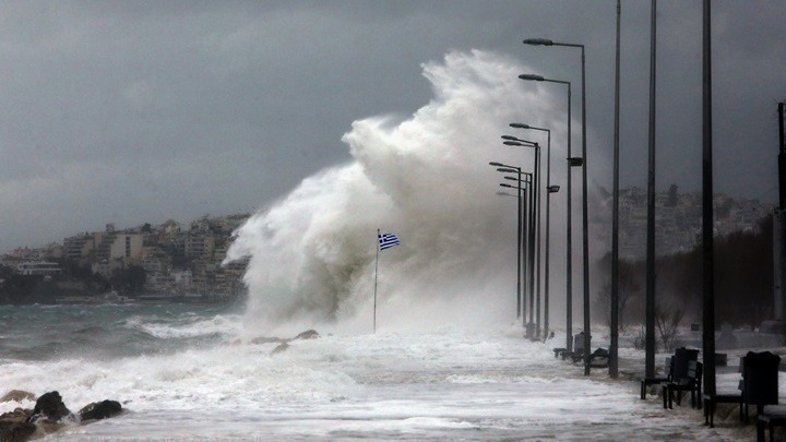 Νεκρή 65χρονη που παρασύρθηκε από τα κύματα στο λιμάνι της Κυπαρισσίας