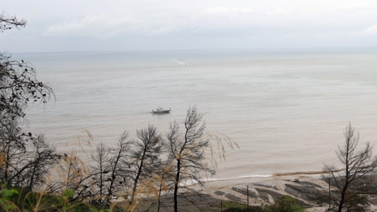 Νεκρός ανασύρθηκε άνδρας από την άτρακτο του ιδιωτικού ελικοπτέρου, που κατέπεσε στη θαλάσσια περιοχή Αχλάδι της Ευβοίας