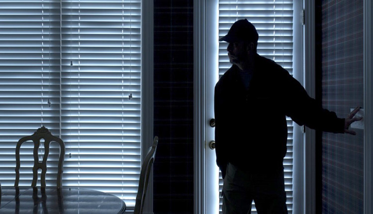 Τι πρέπει να κάνετε σύμφωνα με την Ελληνική Αστυνομία αν εισβάλλει ληστής στο σπίτι σας