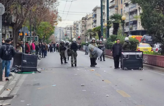 ΑΣΟΕΕ: Φωτιές σε κάδους – Κλειστή η Πατησίων – 10 συλλήψεις