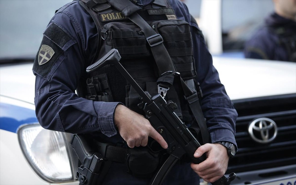 Αστυνομικοί της Ο.Π.Κ.Ε τους έπιασαν ενώ προσπαθούσαν να κλέψουν κατάστημα