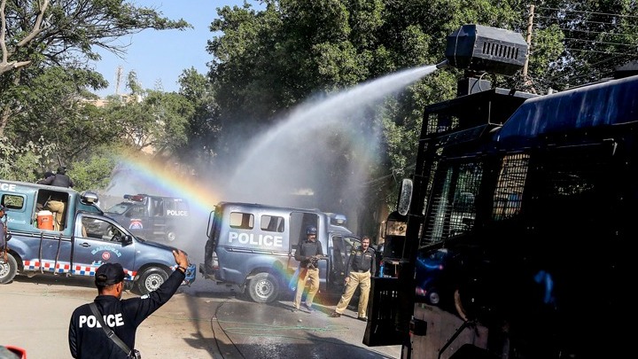 10 αστυνομικοί σκοτώθηκαν σε επίθεση στο τμήμα τους στο Πακιστάν