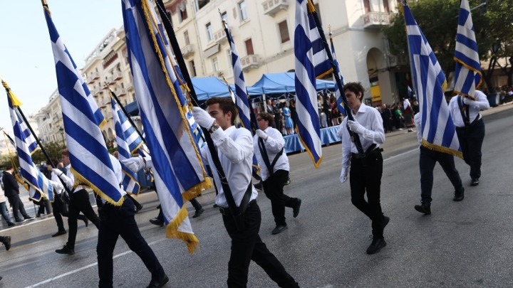 Με καλό καιρό και παρουσία πλήθους κόσμου η μαθητική παρέλαση στη Θεσσαλονίκη