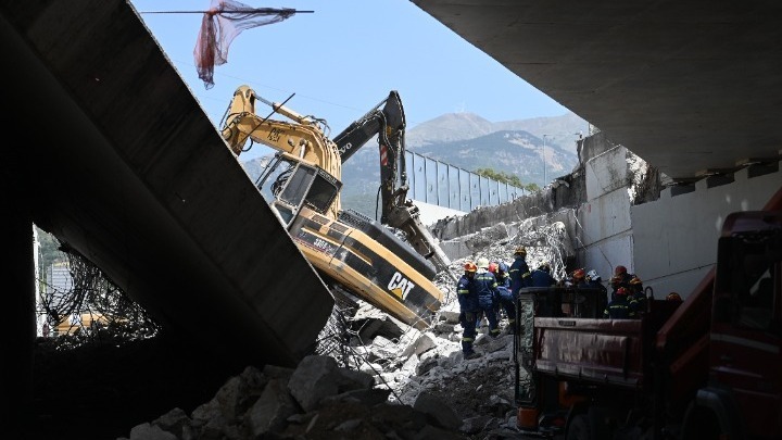 Σε εξέλιξη στην Πάτρα οι έρευνες διασωστών στο σημείο που κατέρρευσε γέφυρα