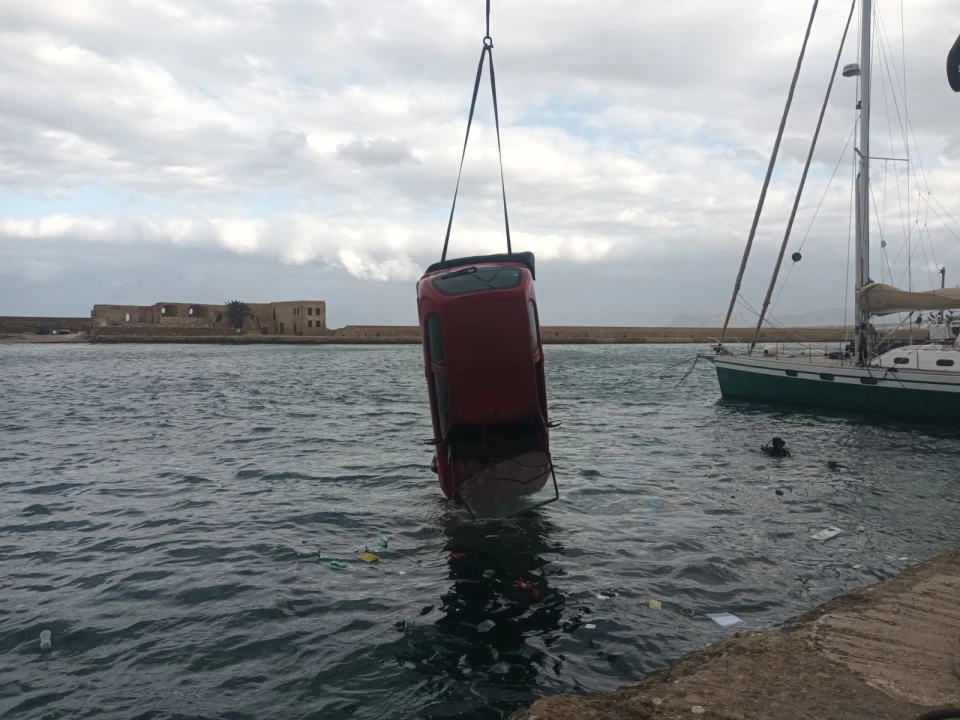 53χρονος έπεσε με το αυτοκίνητό του στο Ενετικό λιμάνι Χανίων