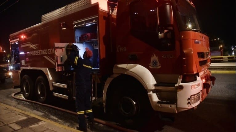 Βρέθηκε σορός ατόμου στη Σαλαμίνα κατά τη διάρκεια κατάσβεσης πυρκαγιάς σε σπίτι