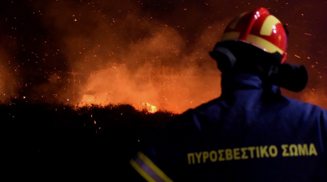 Επιχείρηση της πυροσβεστικής στο Ηράκλειο για πυρκαγιά στο Τσιφούτ Καστέλλι