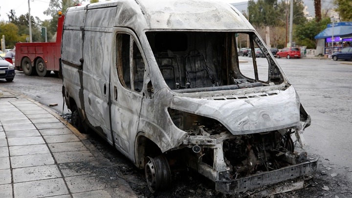 Άγνωστοι πυρπόλησαν οχήματα στην περιοχή του Ζωγράφου