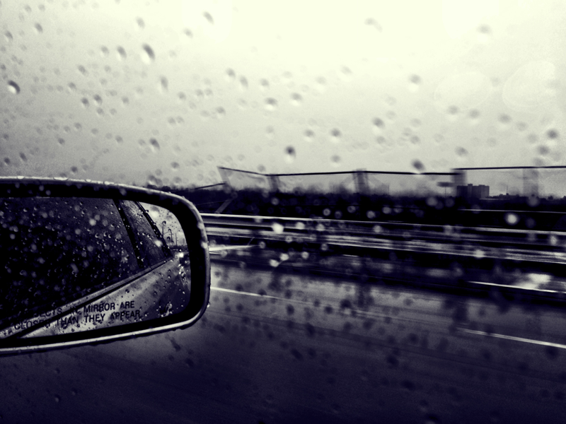 Χρήσιμες συμβουλές όταν οδηγείτε υπό βροχή