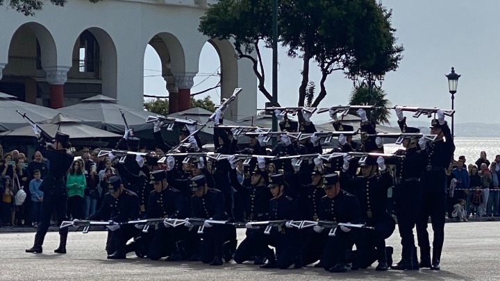 Εντυπωσιακή η επίδειξη των σπουδαστών της ΣΣΑΣ και των ένστολων τενόρων στην πλ. Αριστοτέλους