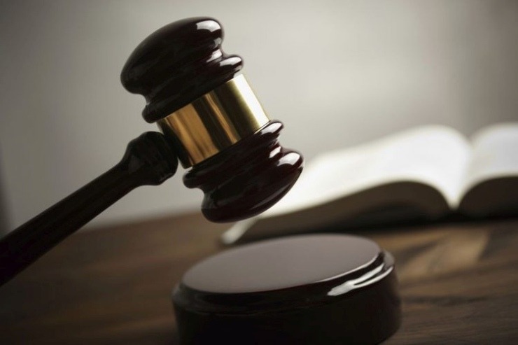 Κατηγορία για κακούργημα σε γνωστό δικηγόρο που φέρεται να ξυλοκόπησε την σύζυγο του