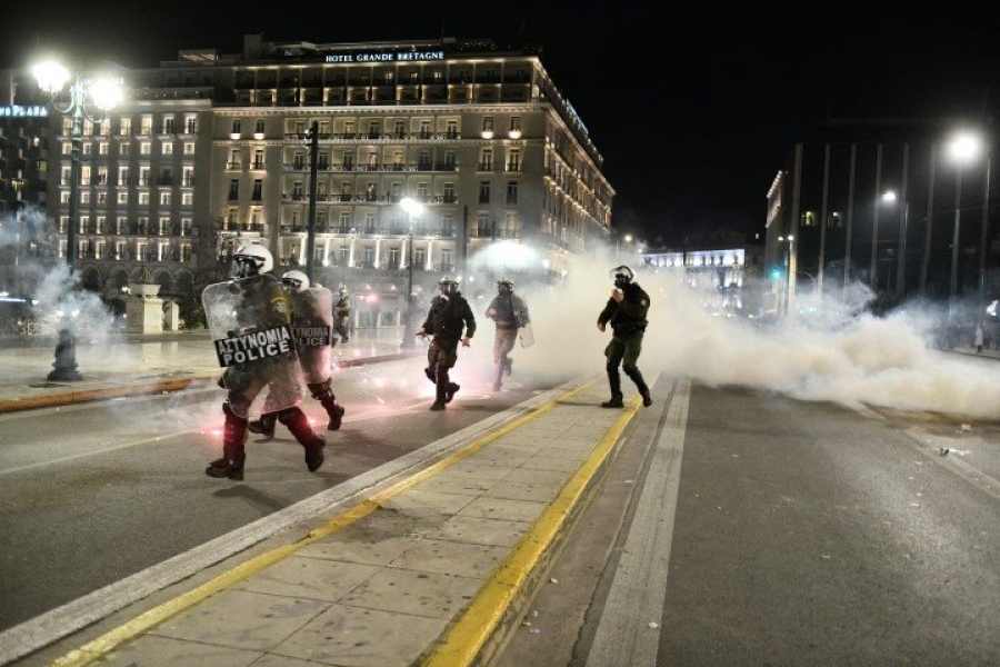 Επεισόδια στο Σύνταγμα στην πορεία διαμαρτυρίας για την σιδηροδρομική τραγωδία στα Τέμπη