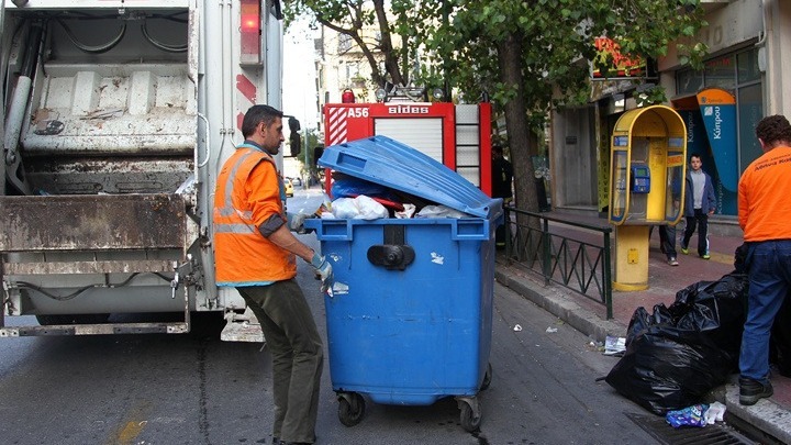 Αυτοκίνητο έπεσε πάνω σε απορριμματοφόρο στις Συκιές – Τραυματίστηκε εργαζόμενη