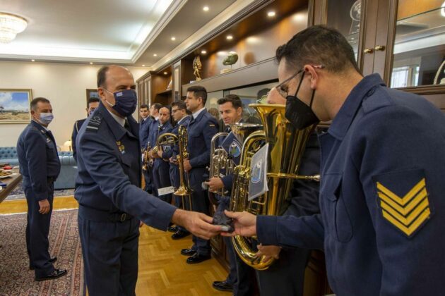 Ευχές και Χριστουγεννιάτικα Κάλαντα στον Αρχηγό ΓΕΑ