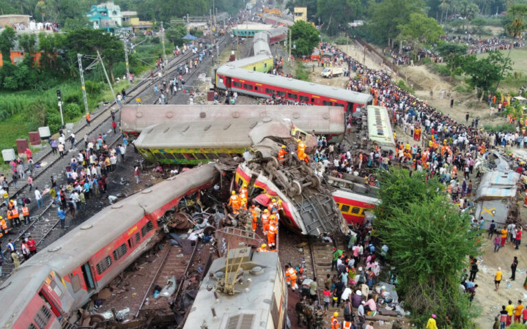 Εντοπίστηκαν τα αίτια και οι «υπεύθυνοι» της τραγωδίας με τη σύγκρουση τρένων στην Ινδία