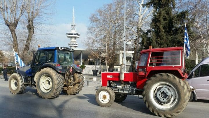 Συγκέντρωση αγροτών με εκατοντάδες τρακτέρ στη νότια πύλη της ΔΕΘ