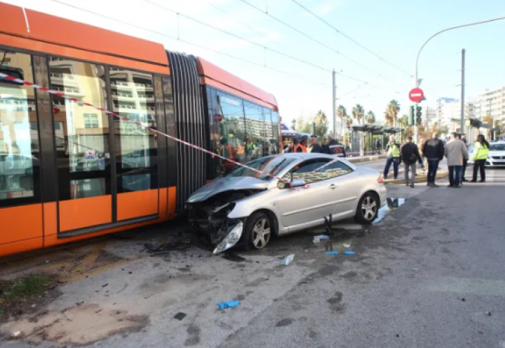 Ένας νεκρός και ένας σοβαρά τραυματίας σε σύγκρουση τραμ με ΙΧ στο Παλαιό Φάληρο