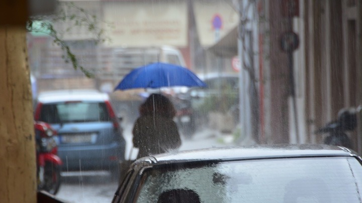 Еπιδείνωση του καιρού με ισχυρές βροχές, καταιγίδες και χιόνια στα ορεινά