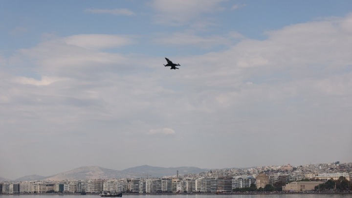 Πτήσεις μαχητικών αεροσκαφών πάνω από την Θεσσαλονίκη για τον εορτασμό του προστάτη της Πολεμικής Αεροπορίας