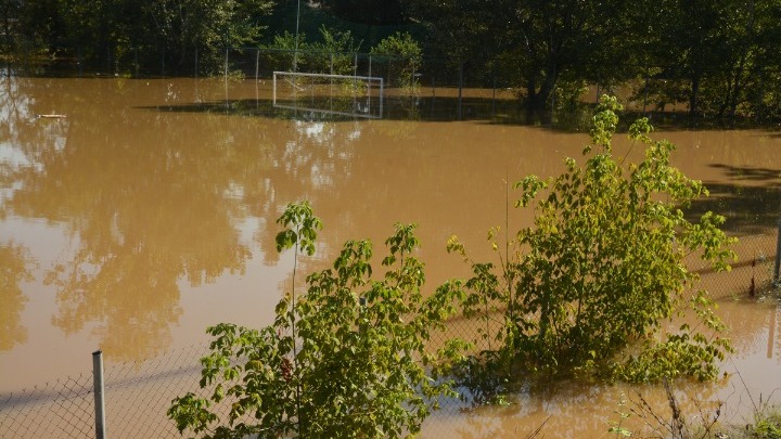 Μήνυμα του 112 για εκκένωση της περιοχής Γιαννούλη και τις εργατικές κατοικίες λόγω υπερχείλισης του Πηνειού