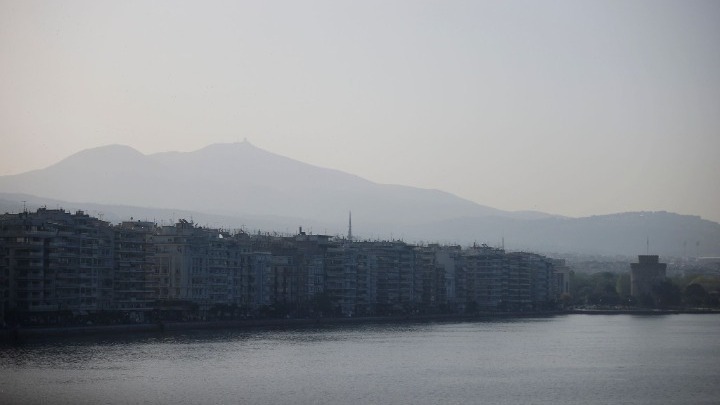 Χωρίς αισθήσεις ο άνδρας που ανασύρθηκε από όχημα που έπεσε στον Θερμαϊκό