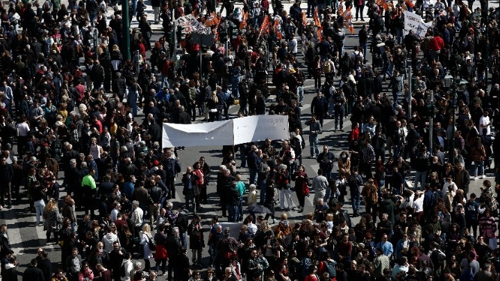 Μαζικές απεργιακές συγκεντρώσεις στο κέντρο της Αθήνας – Επεισόδια σε Σύνταγμα, Προπύλαια, Σταδίου και Ομόνοια