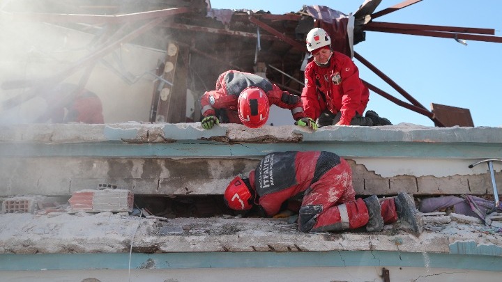 Ξεπερνά τους 17.100 ο αριθμός των νεκρών σε Τουρκία-Συρία