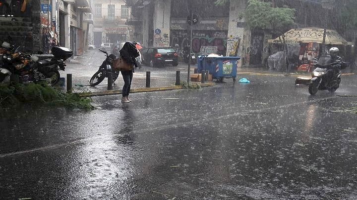 Η δυνατή νεροποντή έφερε ατυχήματα στους δρόμους – Δίπλωσε νταλίκα στην Εγνατία οδό προς Καβάλα