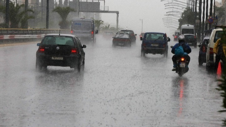 Σε εξέλιξη η κακοκαιρία με βροχές και θυελλώδεις νοτιάδες