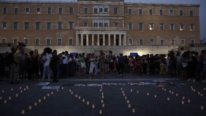 Συγκέντρωση διαμαρτυρίας χθες στο Σύνταγμα για τη δολοφονία της διεμφυλικής γυναίκας