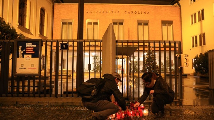 Η αστυνομία περιπολεί σε δημόσιους χώρους μετά την πολύνεκρη επίθεση σε πανεπιστήμιο της Πράγας