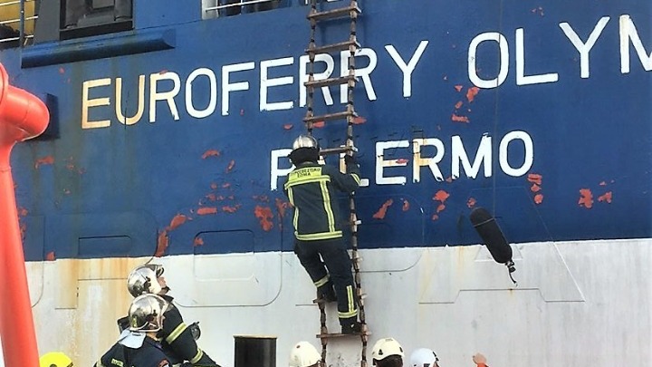 Έξω από το λιμάνι του Αστακού το «Euroferry Olympia»