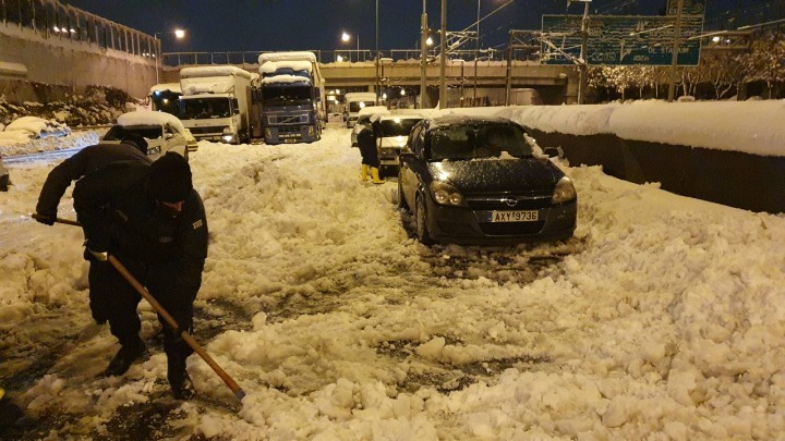 ΓΕΕΘΑ: Η συνολική συμμετοχή προσωπικού και μέσων των Ενόπλων Δυνάμεων σε επιχειρήσεις απεγκλωβισμού οχημάτων