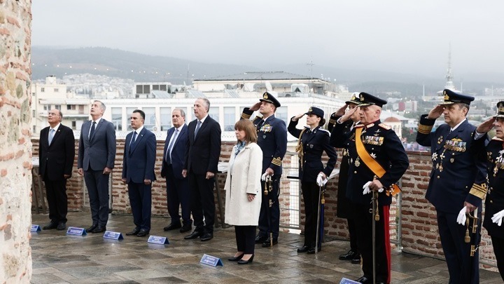 Με την έπαρση της σημαίας στον Λευκό Πύργο άρχισαν οι τριήμερες εορταστικές εκδηλώσεις