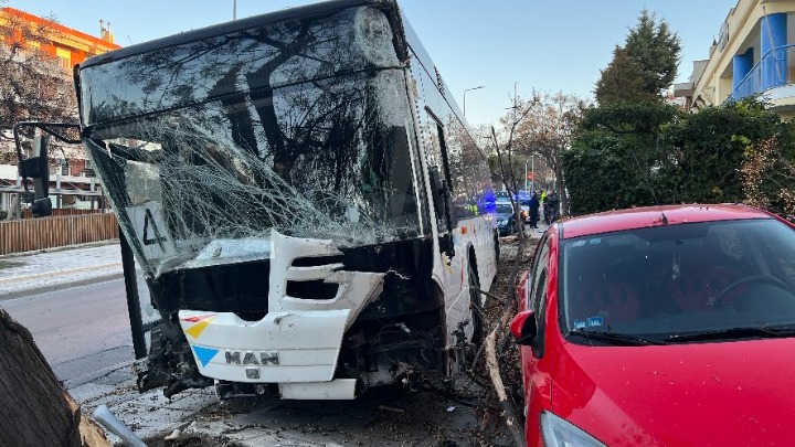 Ένας τραυματίας και υλικές ζημιές σε τροχαίο με λεωφορείο του ΟΑΣΘ