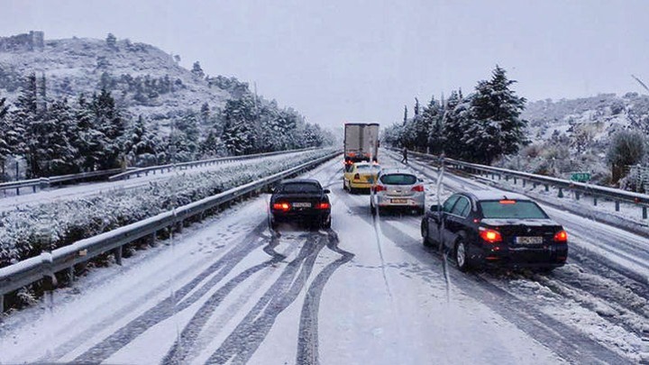 Διακοπή κυκλοφορίας στην λεωφόρο Φυλής λόγω χιονόπτωσης