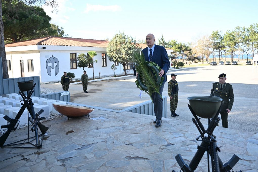 O Νίκος Δένδιας στην 1η ΜΑΛ κατέθεσε στέφανο στο μνημείο πεσόντων του Α/Φ Noratlas