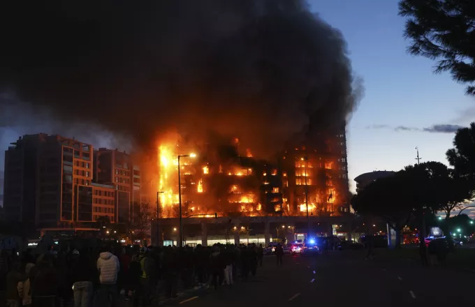 3 νεκροί σε πυρκαγιά που ξέσπασε σε κτίριο κατοικιών κοντά στο Αλικάντε