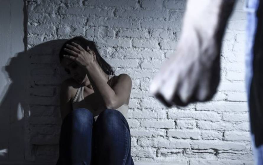 Τι προβλέπει η νομοθεσία για την αντιμετώπιση της ενδοοικογενειακής βίας