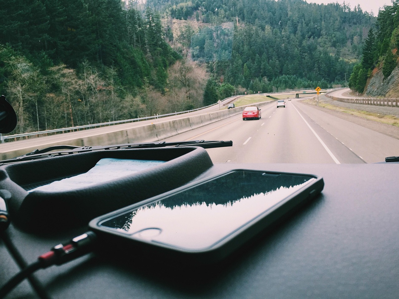 O οδηγός αυτοκινήτου κατά τη διάρκεια της οδήγησης δεν είναι πιο ασφαλής χρησιμοποιώντας το τηλέφωνο με hands-free